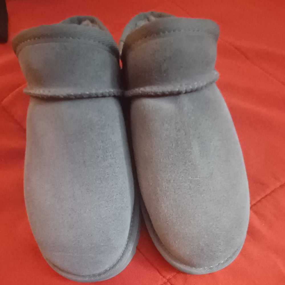 BRAND NEW LADIES UGGS!(low booties)*